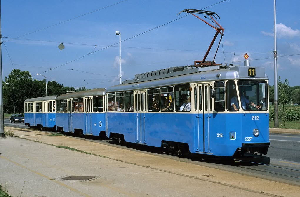 Tramvaj linije 11 u Dubravi 05. srpnja 2002. godine